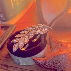 Leaf Rhinestone Ring Size: 6.5/7.5